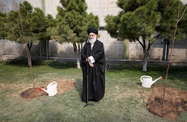 حضرت آیت‌الله خامنه‌ای: مراسم درختکاری نماد احترام مردم به طبیعت سرسبز ایران عزیز است