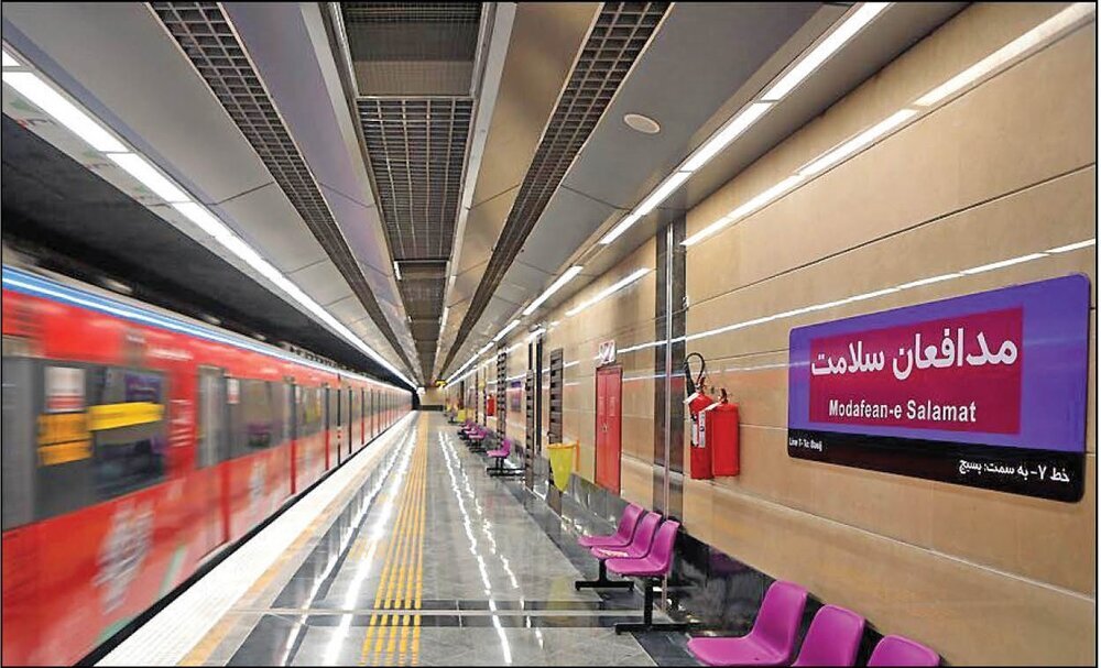 ایستگاه‌های فرهنگی مترو میزبان مسافران شهر زیر زمینی / متروی تهران تنها جایی است که در کل دنیا، یک ایستگاه را به نام مدافعان سلامت نامگذاری کرده