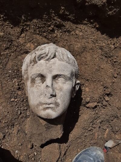 کشف سر مجسمه مرمرین آگوستیس نخستین امپراتور روم در منطقه مولیزه ایتالیا
