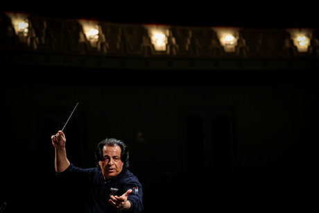 علی رهبری ارکستر سمفونیک استانبول را هدایت می‌کند