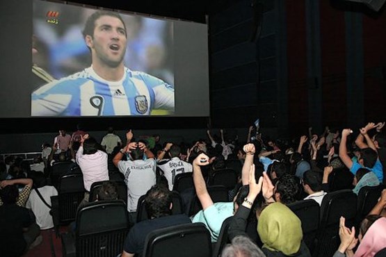 مخاطبان از تماشای فوتبال جام جهانی در سینماها  لذت می‌برند/ حال و هوای سینما با فوتبال فرق می‌کند