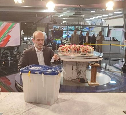 از حضور رئیس رسانه ملی و کمال تبریزی با چهره ای خندان در پای صندوق رای تا حضور الهام چرخنده در یک زیارتگاه!