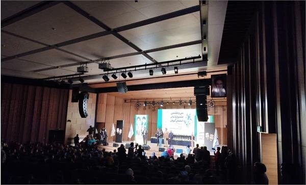 جشنواره تئاتر کرمان با حضور پررنگ هنرمندان به ایستگاه آخر رسید! جشنواره تئاتر کرمان با حضور پررنگ هنرمندان به ایستگاه آخر رسید!